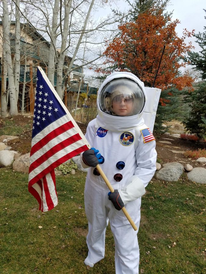 Andrew+O.s+costume+of+a+NASA+astronaut+won+Best+Overall.
