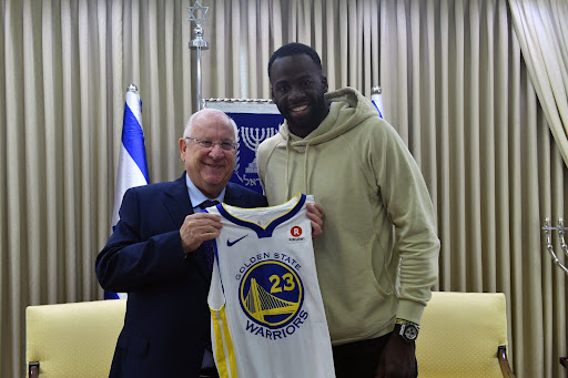 Draymond Green (right) stands with former Israeli President Reuven Rivlin (left) during a visit in 2018. 